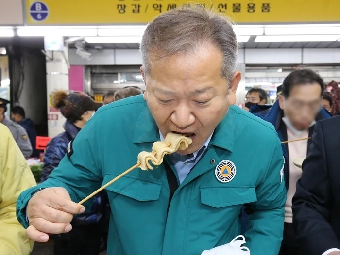 전통시장에서 어묵을 먹는 이상민 행정안전부 장관