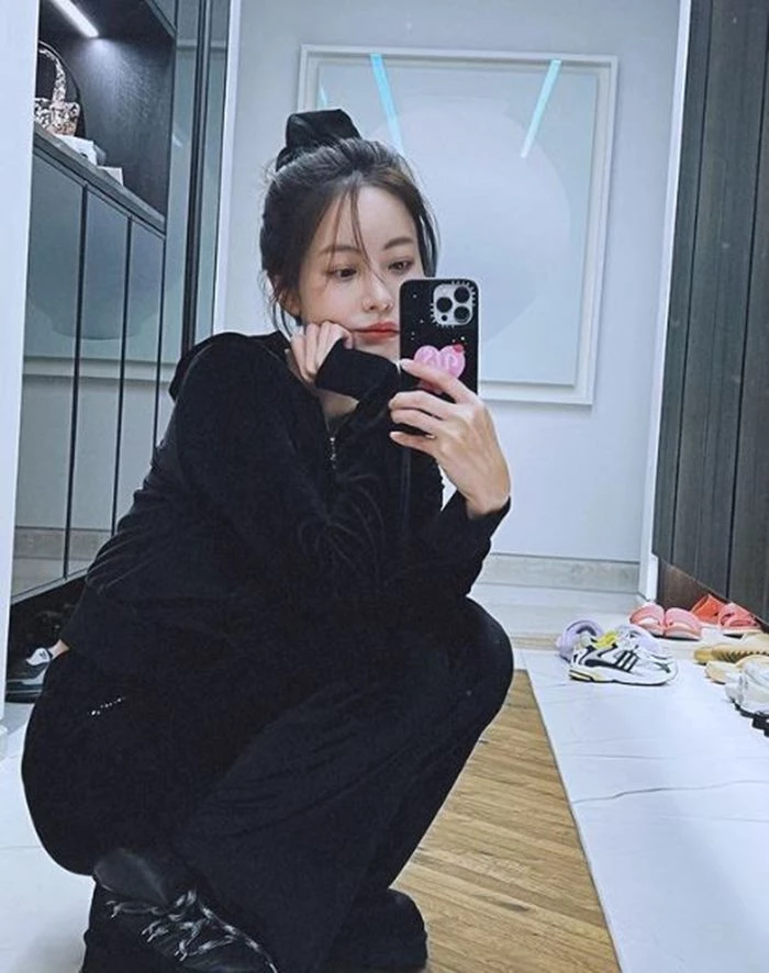 배우 오연서가 4일 자신의 인스타그램에 올린 거울 셀카 사진 / 이하 오연서 인스타그램
