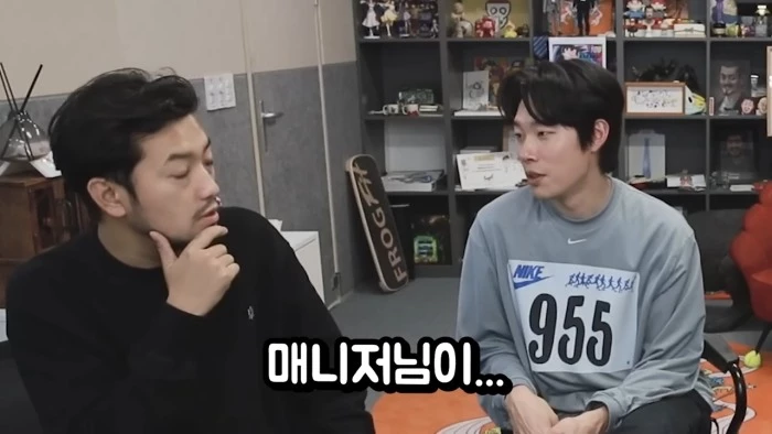 류준열이 질문에 답하고 있다.