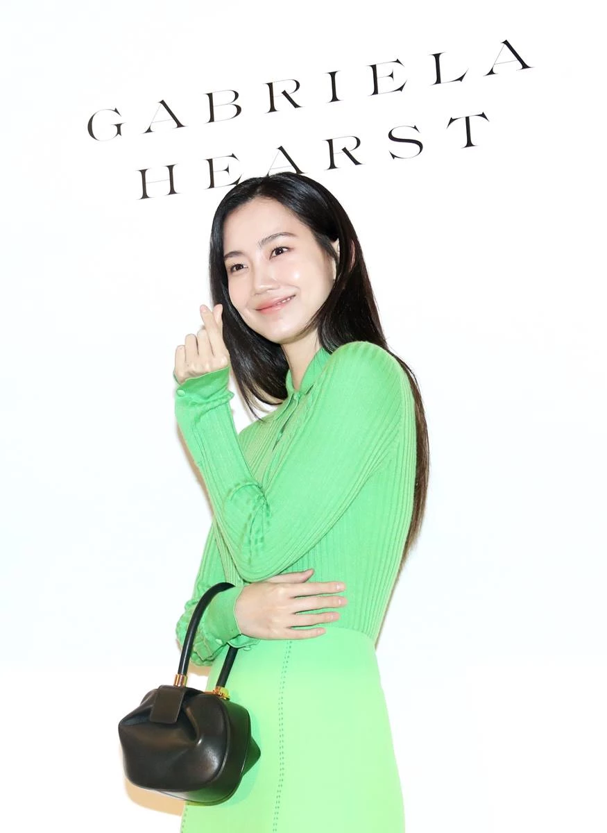 사랑스러운 하트 날리는 신현빈