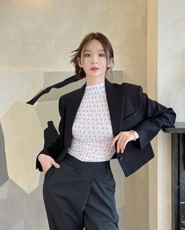 과거 유튜브 뒷광고 논란에 이어 채용 및 열정페이 논란을 겪고있는 다비치 강민경 / 이하 강민경 인스타그램
