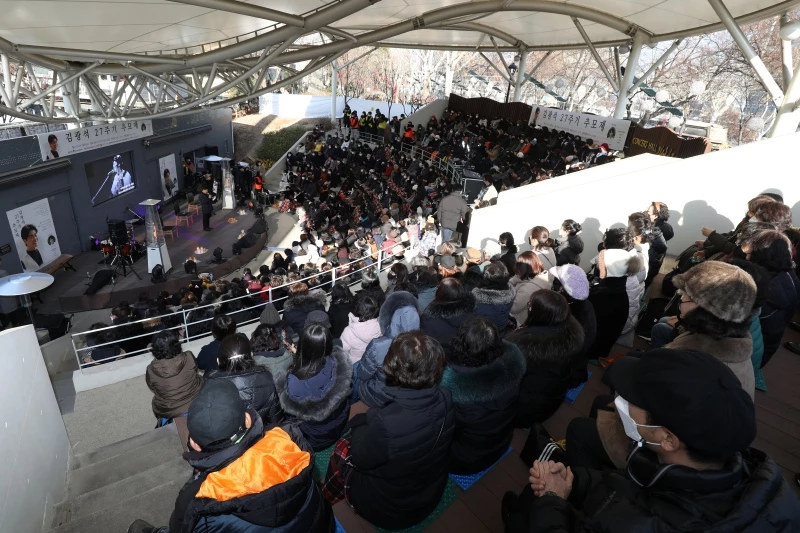 추모식에 참석한 시민들이 김광석길 야외콘서트홀에서 열린 공연을 관람하고 있다.
