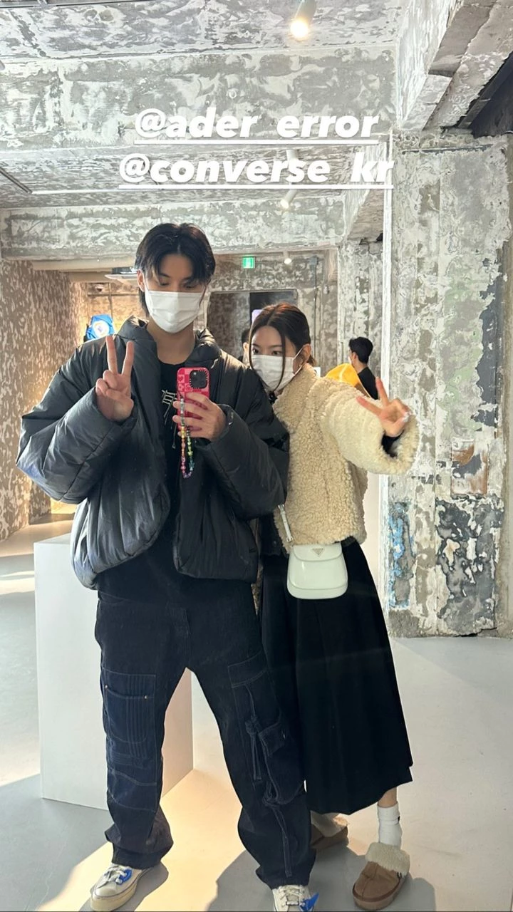 '환승연애2' 출연자 김태이 박나언이 거울 셀카를 찍는 모습이다. / 김태이 인스타그램
