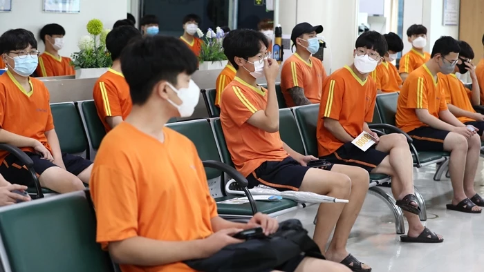 병역 판정 대기 중인 청년들 / 뉴스1