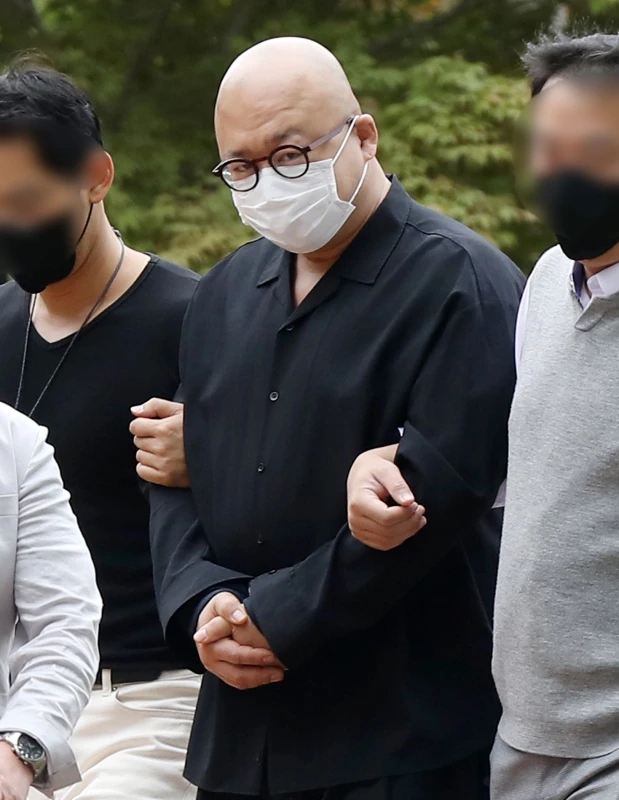 필로폰 투약 혐의로 구속기소 된 작곡가 겸 가수 돈 스파이크(김민수)가 9일 오전 서울북부지법에서 열린 1심에서 징역 3년에 집행유예 5년을 선고받았다. 사진은 지난해 영장실질심사 당시 법원에 출석한 돈 스파이크의 모습/ 이하 뉴스1
