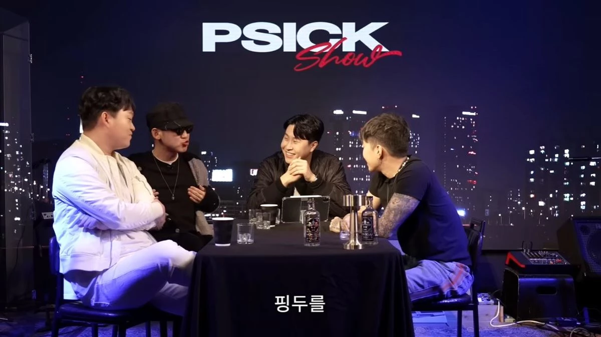 박재범에게 이야기 중인 김민수