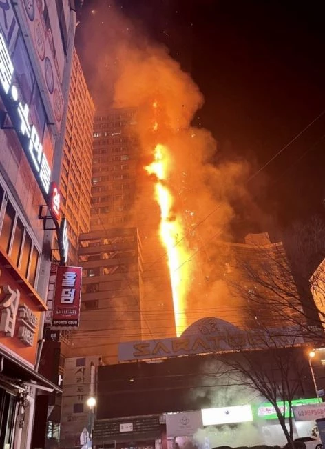 9일 오전 6시36분쯤 부산 부산진구 부전동 베르빌 오피스텔 주차타워에서 화재가 발생했다. / 사진=인터넷 갭쳐