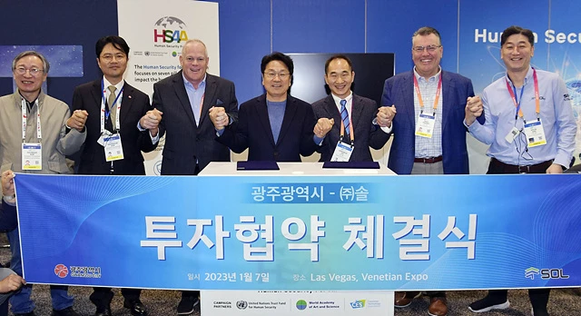 강기정 광주광역시장이 7일(현지시간) 미국 라스베이거스 CES 2023 혁신상 수상 기업관 앞에서 이종묵 ㈜솔 대표이사와 헬스케어 산업 생태계 활성화를 위한 투자협약 체결 한 뒤 기념촬영을 하고 있다./광주광역시 제공