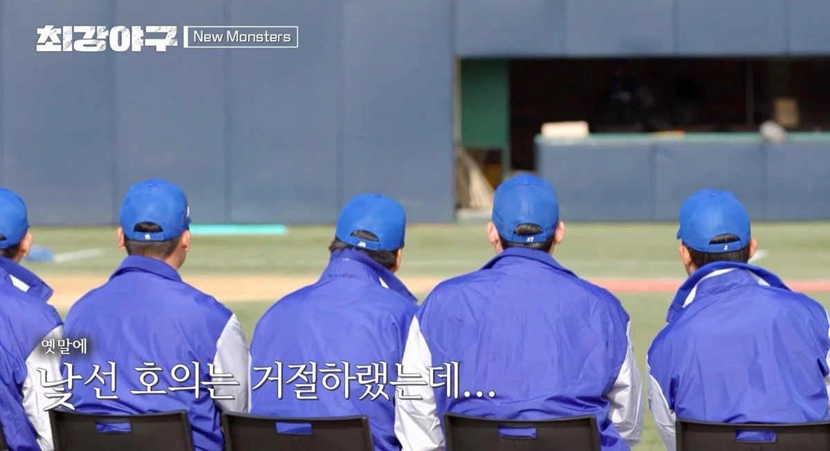 이대호 뒤에 나오는 사람 기다리고 있는 선수들의 뒷모습