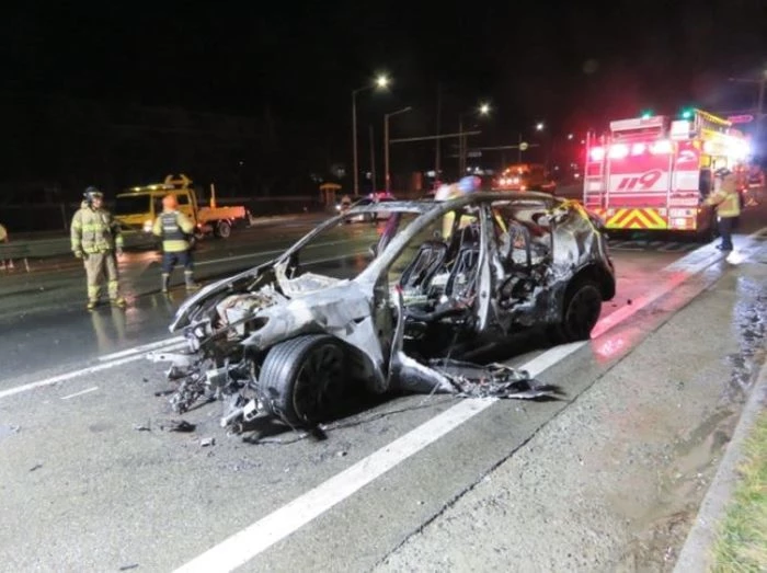 9일 오후 10시 28분쯤 세종시 소정면 운당리 국도 1호선을 달리던 테슬라 전기차에서 불이 나 전소됐다. / 뉴스1, 세종소방본부