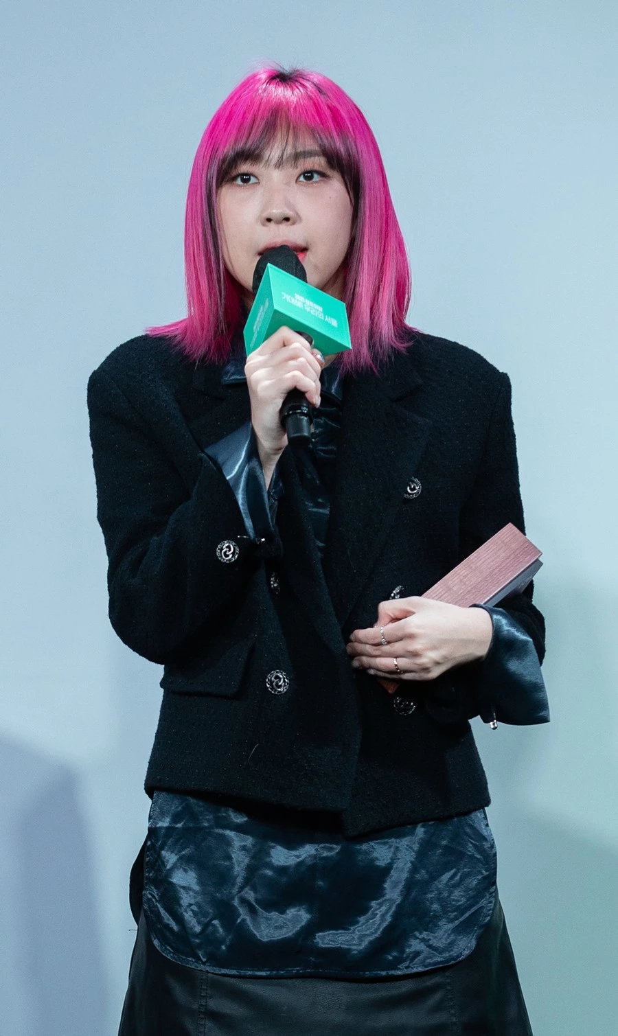 래퍼 이영지가 지난해 11월 22일 오후 서울 중구 서울시청에서 열린 서울홍보대사 위촉·미니콘서트에서 소감을 밝히고 있다.