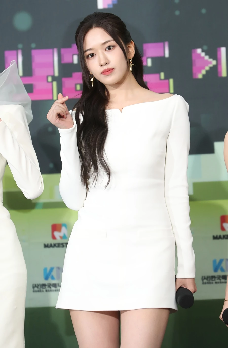 아이브의 안유진이 지난달 16일 오후 서울 송파구 잠실종합운동장에서 열린 2022 KBS 가요대축제에서 포즈를 취하고 있다.