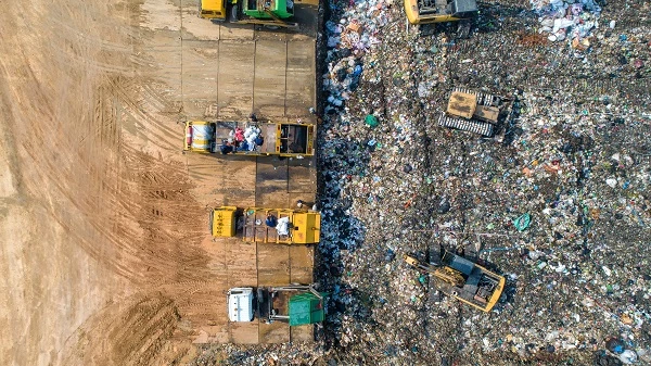 쓰레기장에 버려진 일회용품들. / MAGNIFIER, shutterstock.com