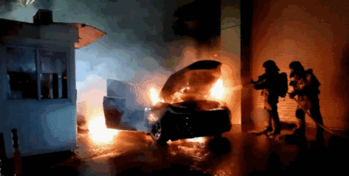 지난 7일에도 서울 성동구 테슬라 서비스센터에 주차돼 있던 테슬라 차량에서 화재가 발생했다. 소방인력들이 진화 작업을 하고 있다. / 영상=성동소방서 제공