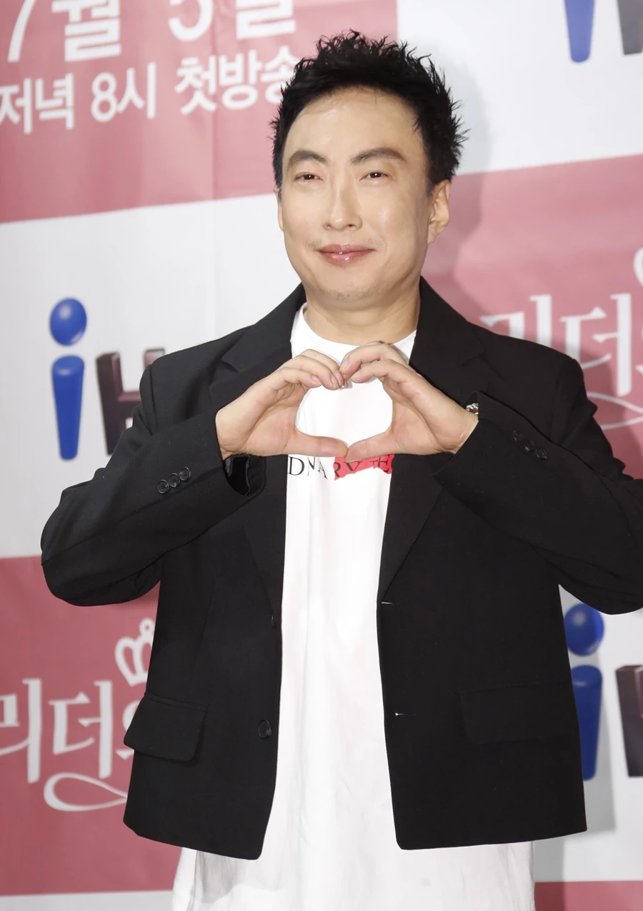 방송인 박명수가 2021년 6월 28일 오전 서울 중구 소공동 웨스틴조선호텔에서 열린 채널 IHQ 첫 예능 프로그램 '리더의 연애' 제작 발표회에 참석해 포즈를 취하고 있다. / 이하 뉴스1