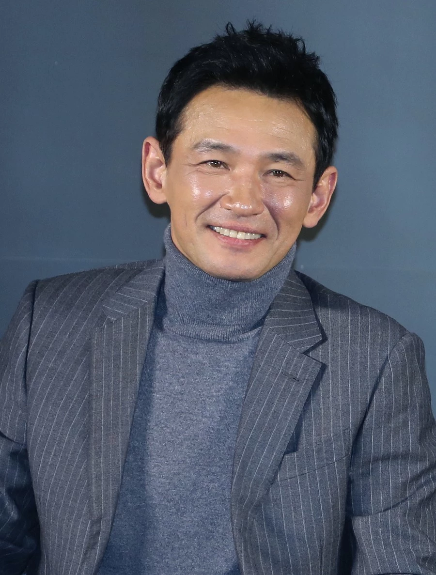 배우 황정민이 지난달 20일 서울 성동구 메가박스 성수에서 열린 영화 '교섭' 제작보고회에서 미소를 짓고 있다.