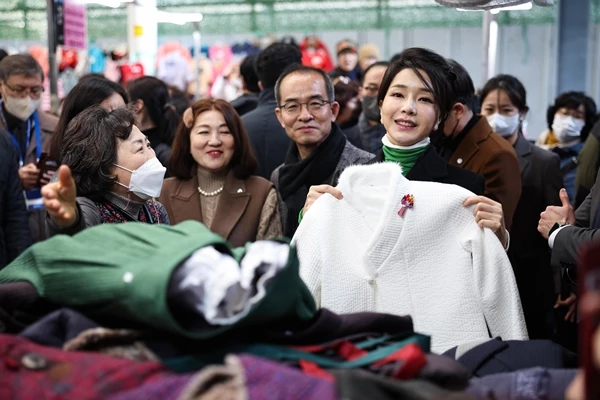 김건희 여사가 직접 고른 옷을 자신의 몸에 대보고 있다.