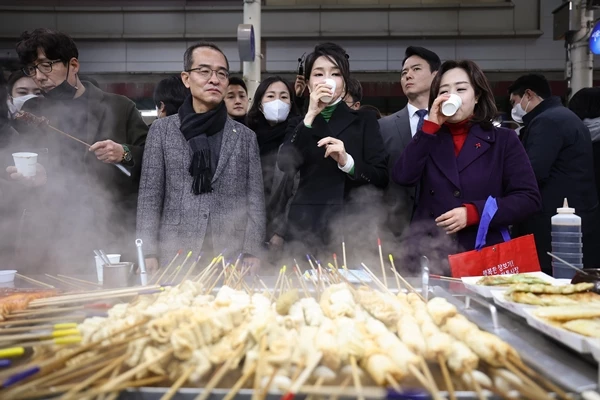 김건희 여사가 시장 어묵을 직접 맛보고 있다.