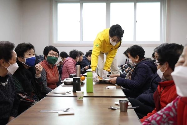 김건희 여사는 11일 오전 성서종합사회복지관에서 배식 봉사도 했다.