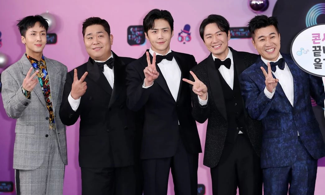1박 2일에 함께했을 당시의 라비(맨 왼쪽)