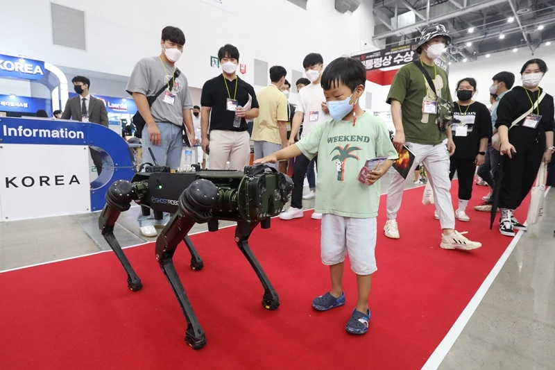 ‘2022 국제소방안전박람회’에서 4족 보행 로봇(로봇개)이 수색·정찰을 선보이며 어린이의 눈길을 사로잡고 있다. / 뉴스1
