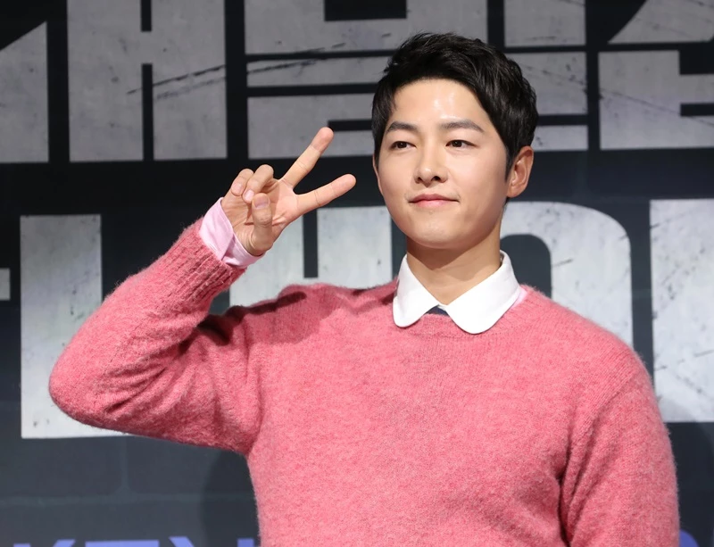 배우 송중기가 지난해 11월 17일 오후 서울 여의도 페어몬트 앰배서더 호텔에서 진행된 JTBC 금토일드라마 '재벌집 막내아들'(연출 정대윤, 극본 김태희) 제작발표회에서 포즈를 취하고 있다. /뉴스1