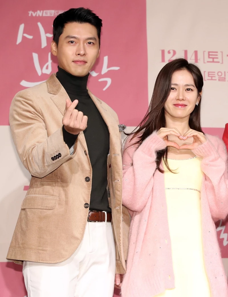 배우 현빈, 손예진(오른쪽)이 2019년 12월 9일 오후 서울 광화문 포시즌스호텔에서 열린 tvN 새 토일드라마 '사랑의 불시착'(극본 박지은, 연출 이정효) 제작발표회에 참석해 포즈를 취하고 있다. /뉴스1