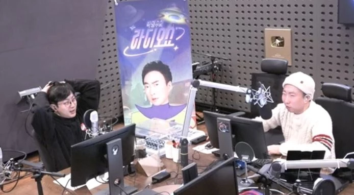 라디오 진행 중인 박명수