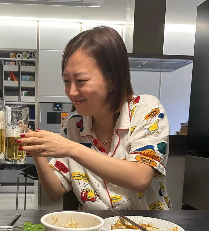 장윤정이 시어머니와 술잔을 기울이고 있다 / 이하 도경완 인스타그램