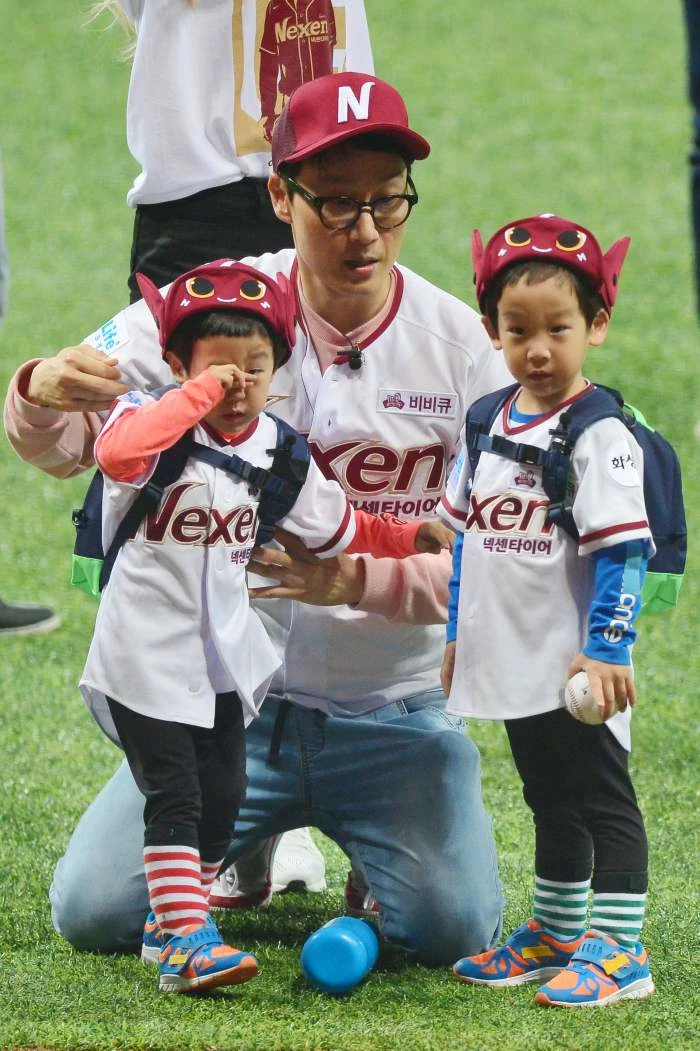 2016년 5월 6일 오후 서울 고척스카이돔에서 열린 '2016 KBO 리그' KIA 타이거즈와 넥센 히어로즈의 경기에서 개그맨 이휘재 쌍둥이 아들 서언, 서준이가 시구-시타를 마친 뒤 아빠 품에 안겨 있다.