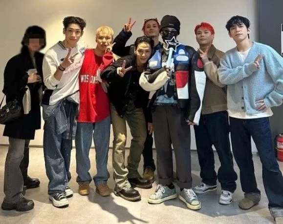 가장 왼쪽 여성이 문 씨, 가운데 비니를 쓴 사람이 지드래곤이다. / 권영돈 인스타그램