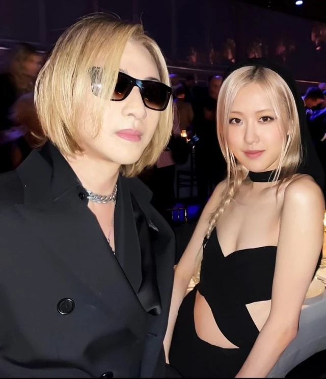 과감한 드레스로 시선을 집중시킨 로제