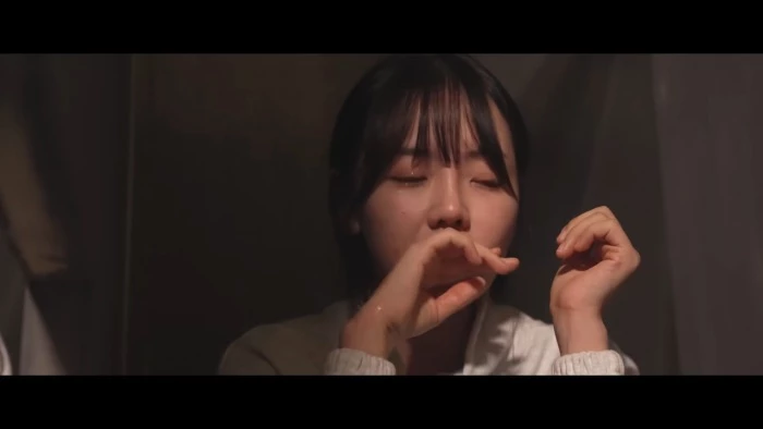 눈물을 흘리며 무언가를 먹고 있는 출연자