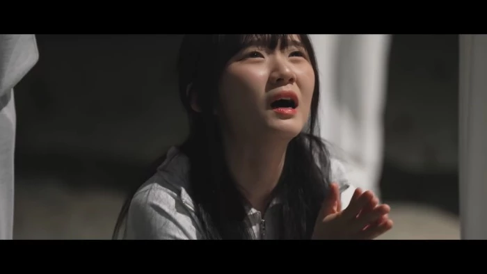 한 출연자가 무릎을 꿇고 누군가에게 간청하고 있다.