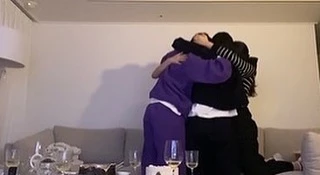 여자친구 멤버들이 8주년 기념 파티에서 꼭 끌어안고 있다. / 소원 인스타그램