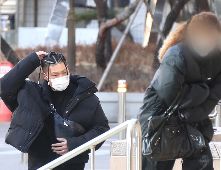 래퍼 던밀스가 16일 오전 서울 마포구 서부지방법원에서 열린 자신의 아내 A씨의 신체 일부를 몰래 카메라로 촬영하고 유포한 혐의로 불구속 기소된 래퍼 뱃사공의 첫 공판기일에 출석하고 있다