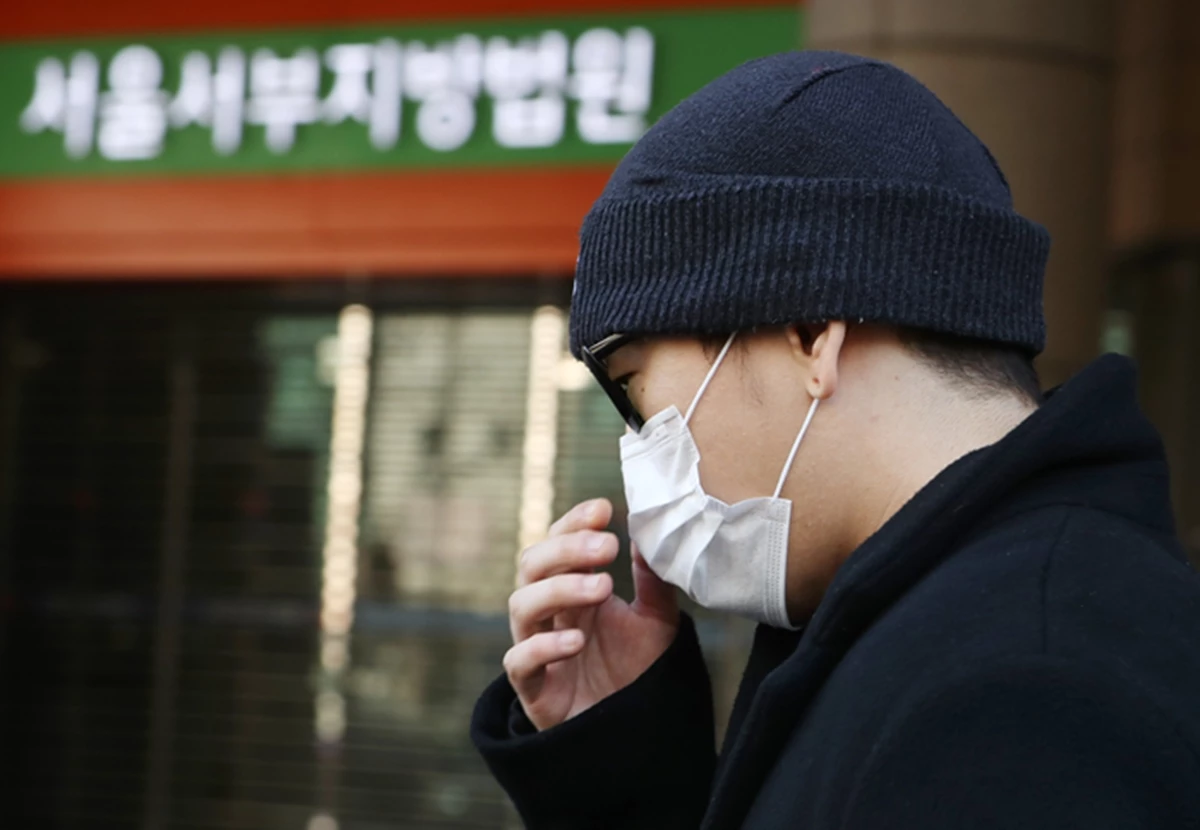 래퍼 뱃사공이 16일 오전 열린 첫 공판기일이 끝나고 황급히 자리를 뜨고 있다