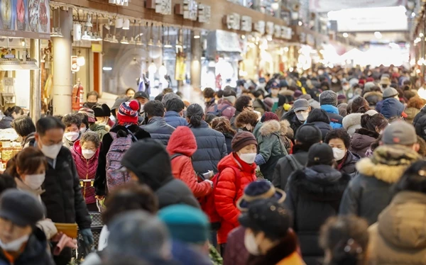 장 보는 시민들로 북적이는 전통 시장 / 뉴스1