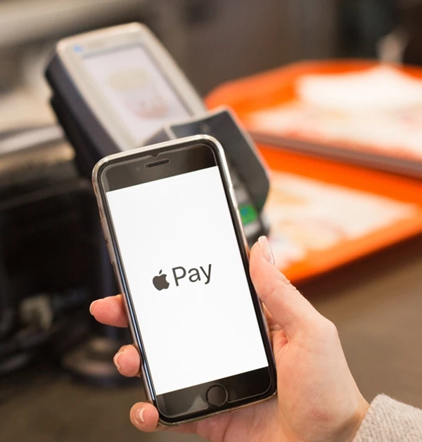 애플페이를 실행 중인 아이폰과 NFC 단말기 /Cat Us-shutterstock.com