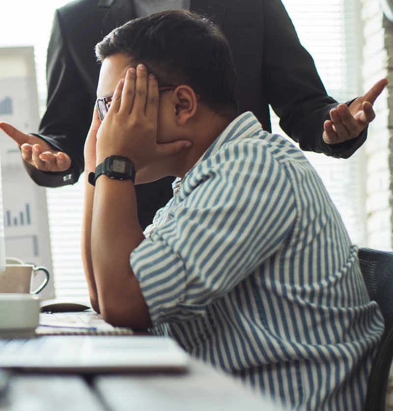 난감해하는 전문가. (참고 사진) /TORWAISTUDIO-shutterstock.com