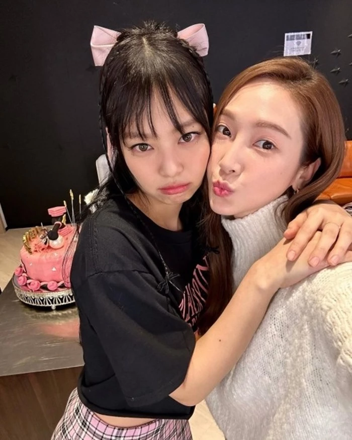 이하 다정하게 사진을 찍고 있는 제니와 제시카의 모습