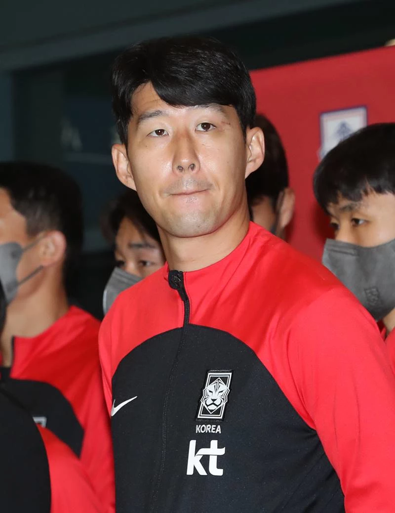 대한민국 축구대표팀 손흥민이 2022 카타르 월드컵을 마치고 지난달 7일 오후 인천국제공항을 통해 귀국하며 팬들을 바라보고 있다. / 뉴스1