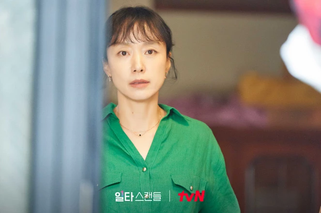 '일타 스캔들'에서 국가대표 반찬가게 사장 남행선 역을 맡은 전도연 / 이하 tvN