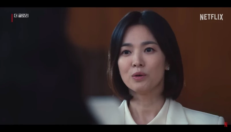 '더 글로리' 속 문동은(송혜교). 이수지가 따라한 장면 / 이하 유튜브 '넷플릭스 코리아'