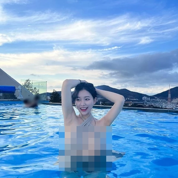 이하 BJ 미래가 모노키니를 입고 볼륨감 있는 몸매를 자랑하고 있다.