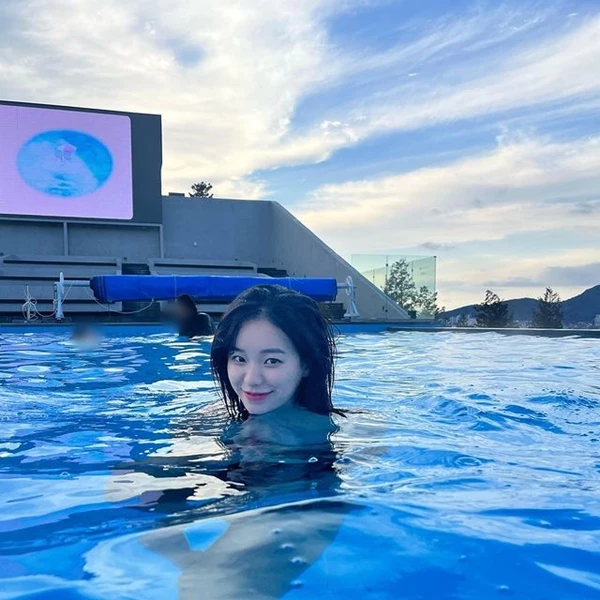 BJ 미래가 환한 미소로 특유의 밝은 에너지를 발산하고 있다.
