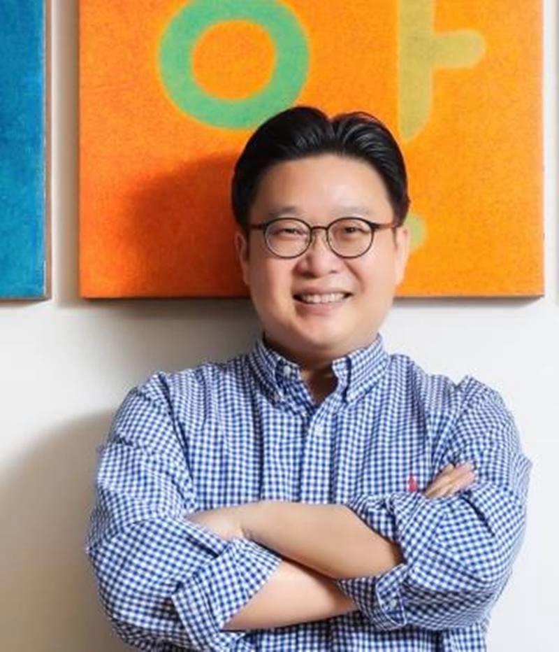 서경덕 교수가 팔짱을 낀 포즈를 취하고 있다 / 연합뉴스