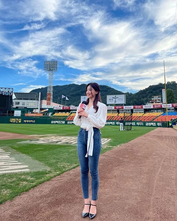 김희주가 지난해 9월 대전 한화생명 Eagles Park에서 경기 전 리포팅을 준비하고 있다. / 이하 김희주 인스타그램