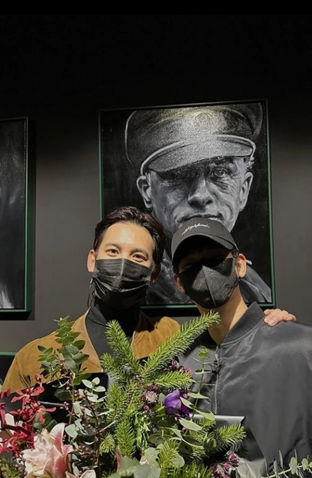 박기웅 전시회 찾은 김수현 / 김수현 인스타그램