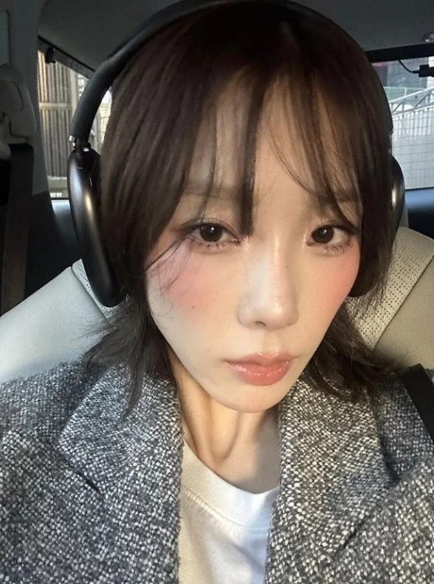 에어팟 맥스를 착용하고 있는 소녀시대 태연 / 이하 태연 인스타그램